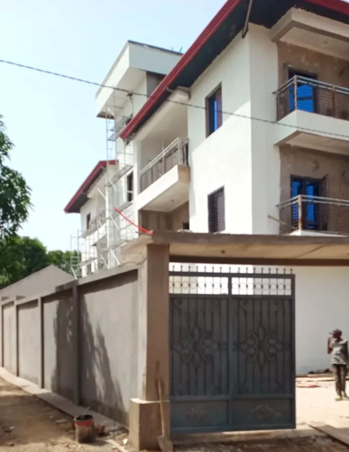 Immeuble en cours — façade et accès
