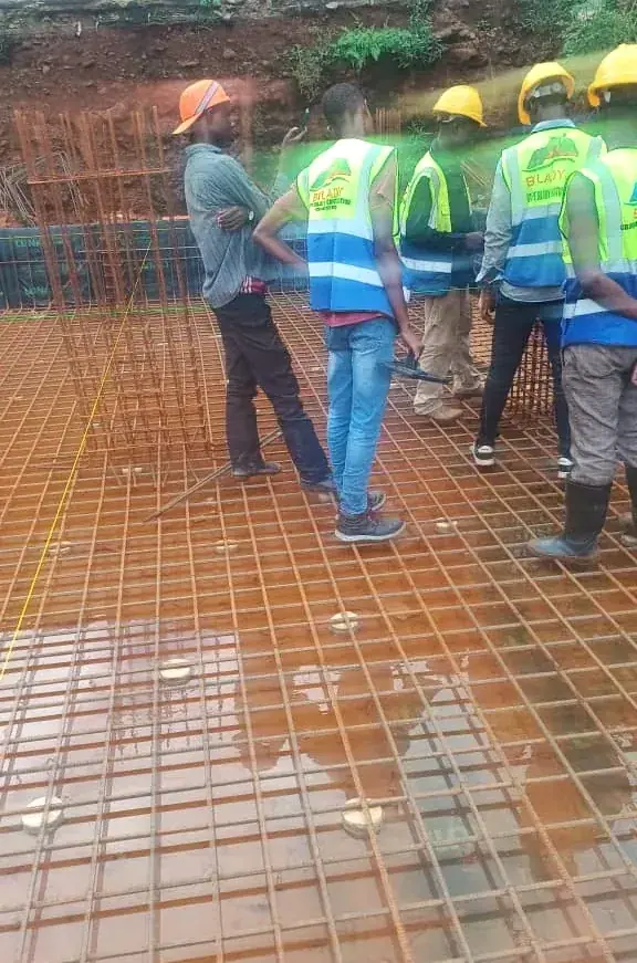 Équipe sur un chantier de ferraillage